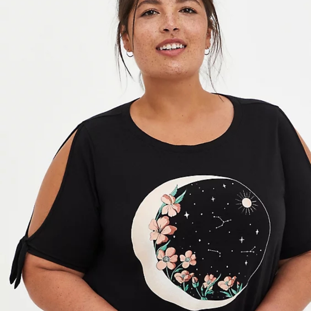 Torrid CLASSIC FIT COLD SHOULDER TEE – FLORAL MOON